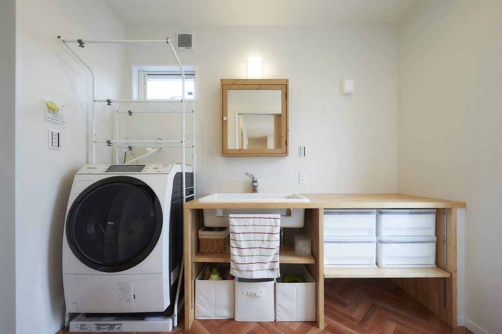 造作洗面台で無機質になりがちな洗面室も優しい雰囲気になります。
